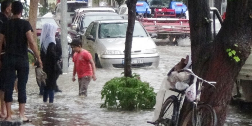 Bursa’da selde 2 çocuk evde mahsur kaldı