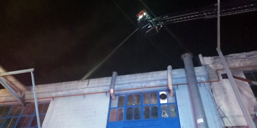 Başakşehir’de silikondan mutfak araç gereçleri üretilen fabrika alev alev yandı