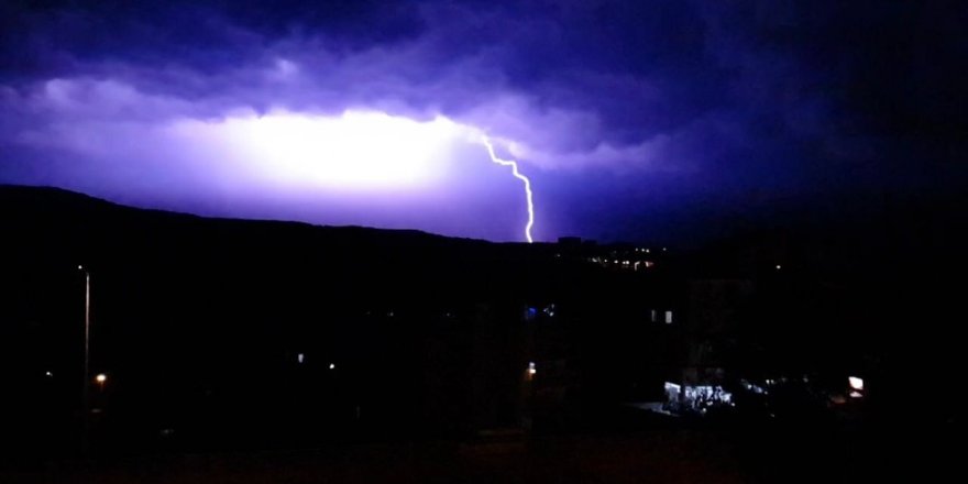 Karabük’te şimşekler gökyüzünü aydınlattı
