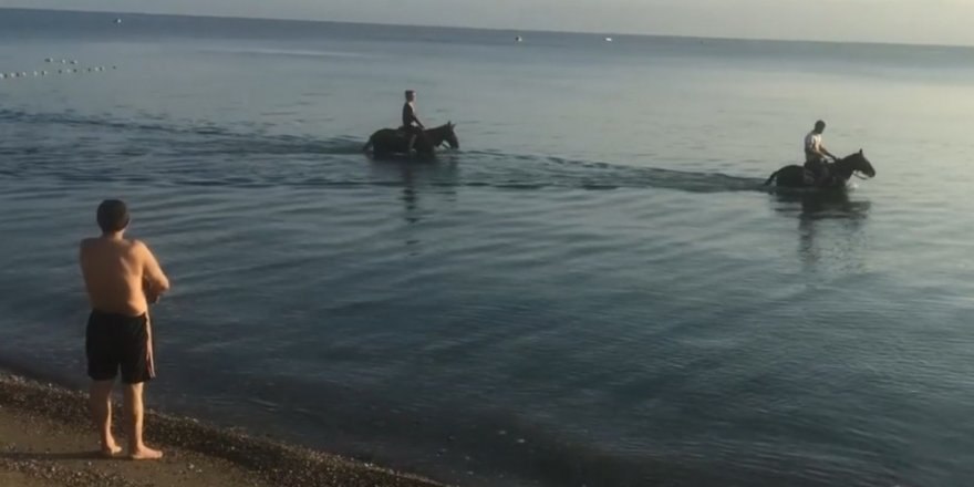 Atları denize sokup serinlettiler