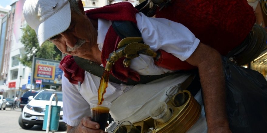 Adanalılar ‘meyan şerbeti’ ile hem serinliyor hem de sağlığını koruyor