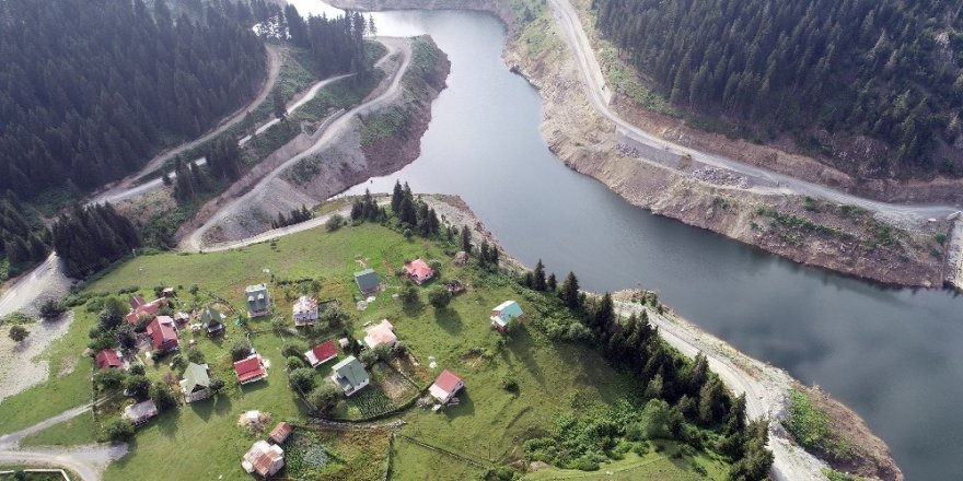Etrafı ormanlarla çevrili gölet büyülüyor