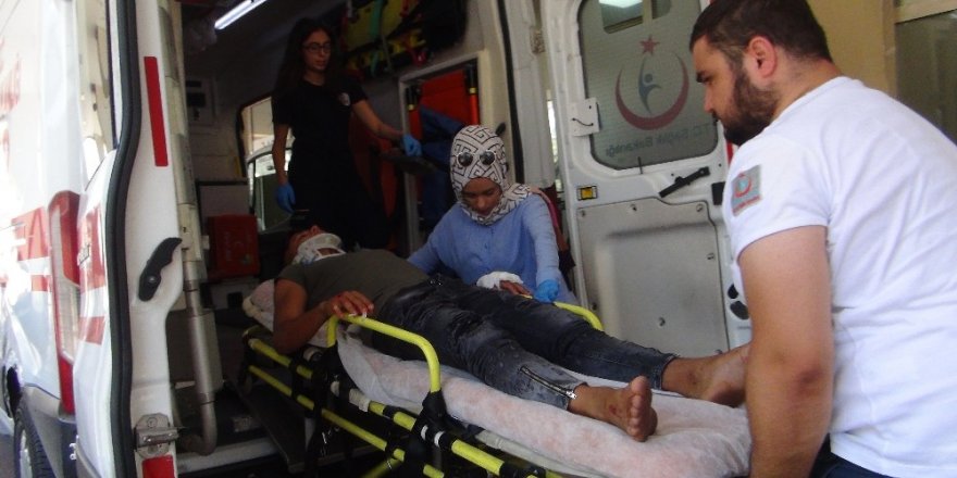 Park halindeki araca çarpan otomobilin sürücüsü yaralandı