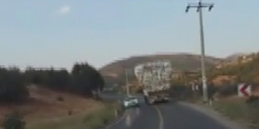 Aşırı yüklü kamyon sürücülere zor anlar yaşattı