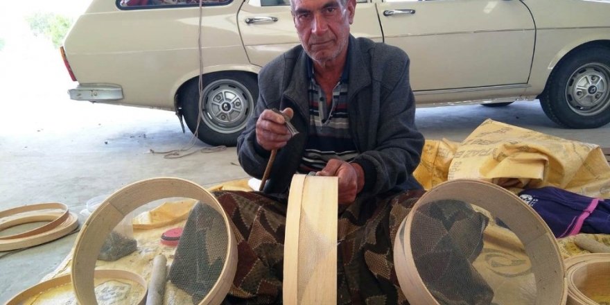 50 yıldır kalbur ve elek yapıp satarak geçimini sağlıyor