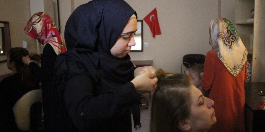 Savaştan kaçan Suriyeli kadınlar, kuaför olma hayali kuruyor