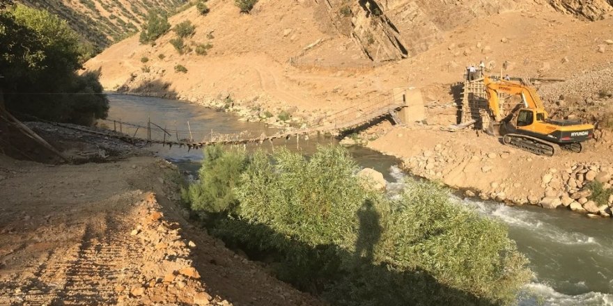 Sele kapılan asma köprüler yenileniyor