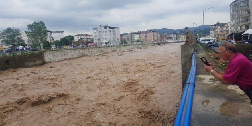 Karadeniz'de yeni taşkın! Köprü trafiğe kapatıldı