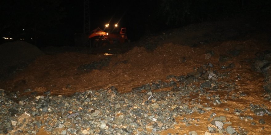 Rize’de yollar heyelanlar nedeniyle ulaşıma kapandı