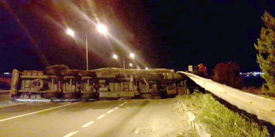 Tekirdağ'da cipin çarptığı TIR devrildi: 2 yaralı