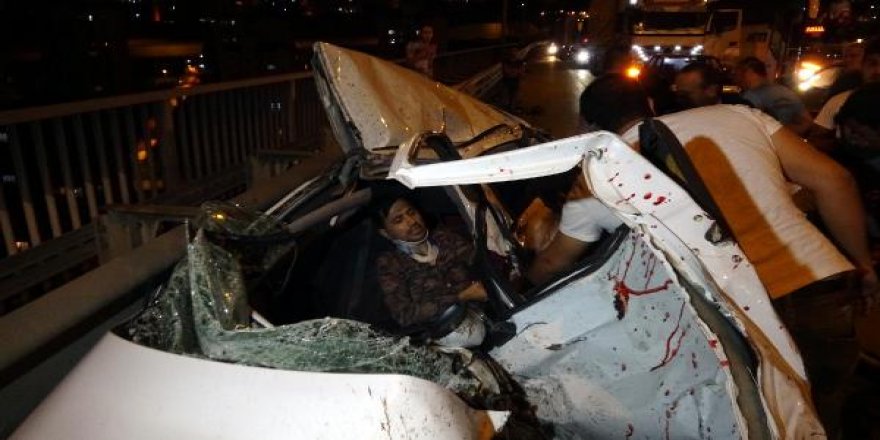TIR otomobile çarparak devrildi: 3 yaralı