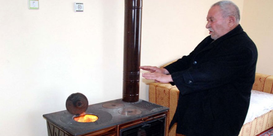 Ağustos sıcağında paltoyla soba başında! Sebebi şoke etti
