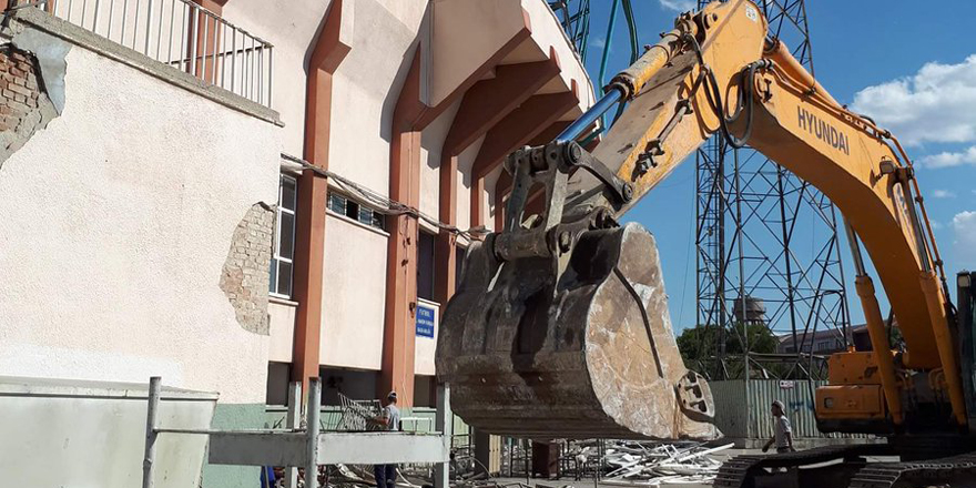 Konya Atatürk Stadı'nın yıkımına başlandı