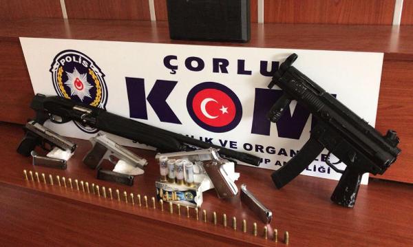 Evinde tüfek ve tabancalarla yakalandı