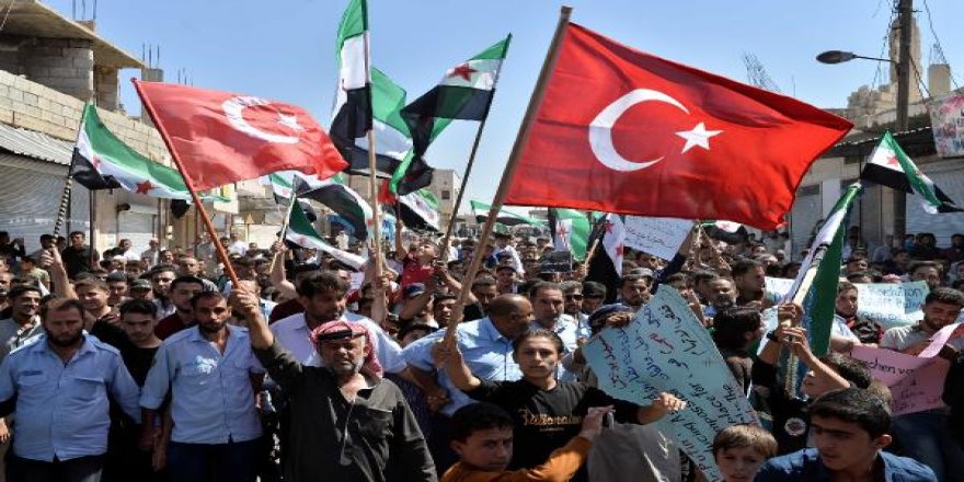 İdlib’de, binlerce kişi protesto gösterisi düzenledi