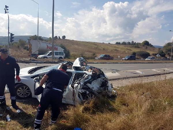 Kamyon kırmızı ışıkta bekleyen otomobile çarptı; 2 uzman çavuş yaralı