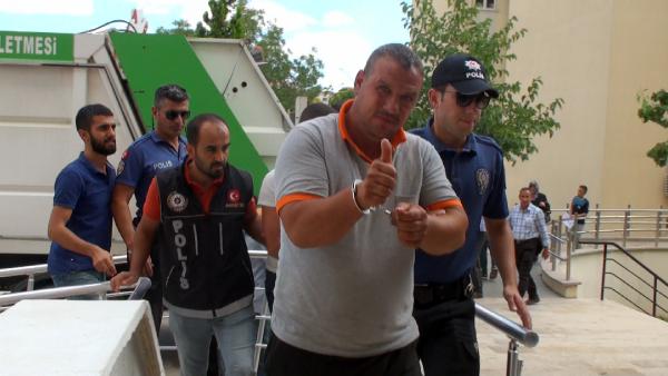 Pişkin torbacı kameralara poz verdi