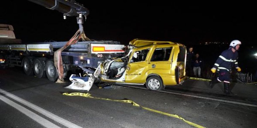 TIR'a arkadan çarpan araçta 2 kişi öldü
