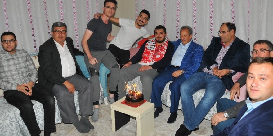 Başkan Akkaya’dan engelli gence doğum günü sürprizi