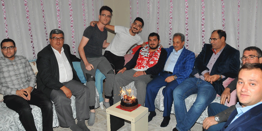 Başkan Akkaya’dan engelli gence doğum günü sürprizi