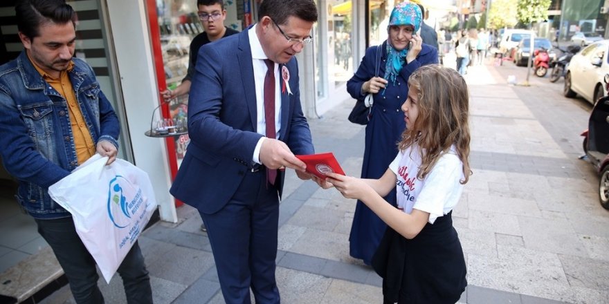 Başkan Subaşıoğlu Türk bayrağı dağıttı