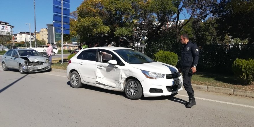 İki otomobil kavşakta birbirine girdi: 5’i çocuk 6 yaralı