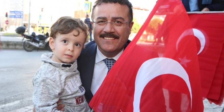 Başkan Taşçı, Türk bayrağı dağıttı