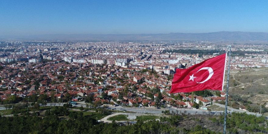 Eskişehir’in en yüksek tepesine dev Türk bayrağı