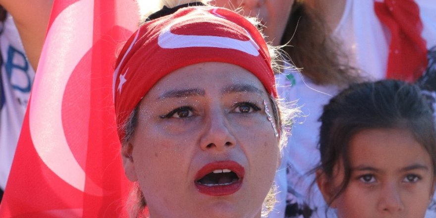 Binlerce kadın aynı anda İstiklal Marşı ve Andımız’ı okudu