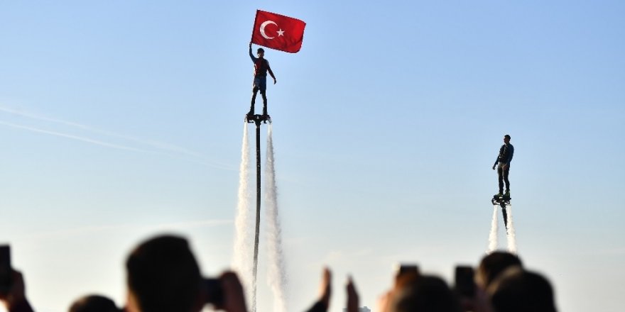 İzmirlilere flyboard sürprizi