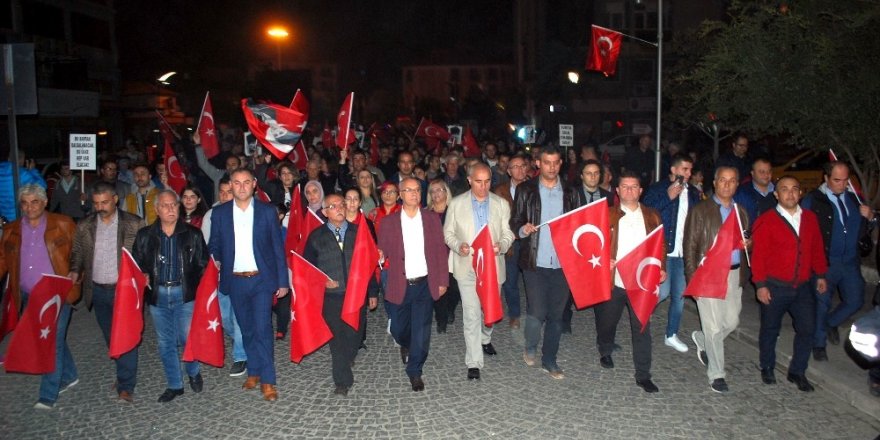 Salihli, Cumhuriyet Bayramı’nda fener alayı ile aydınlandı