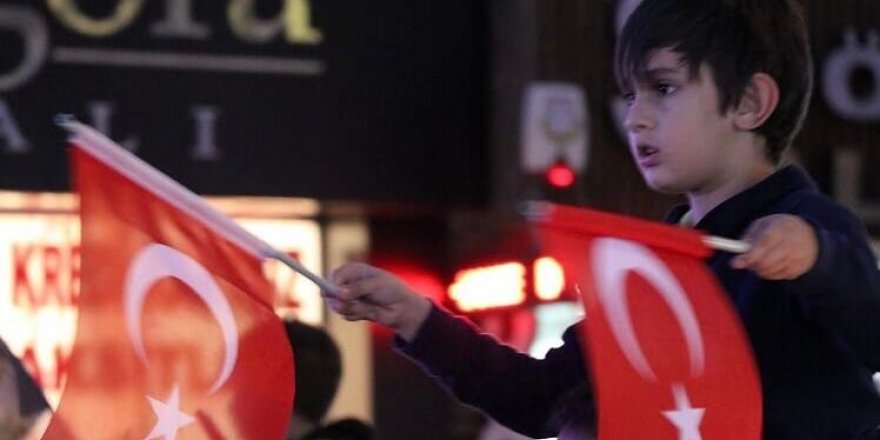 Yalova’da, Cumhuriyet Yürüyüşü ve Fener Alayı coşkusu