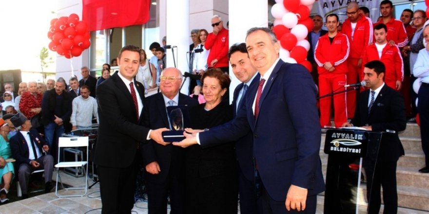 Ayvalık gençlik merkezine kavuştu