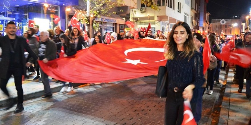 Biga’da Cumhuriyet yürüyüşü yapıldı