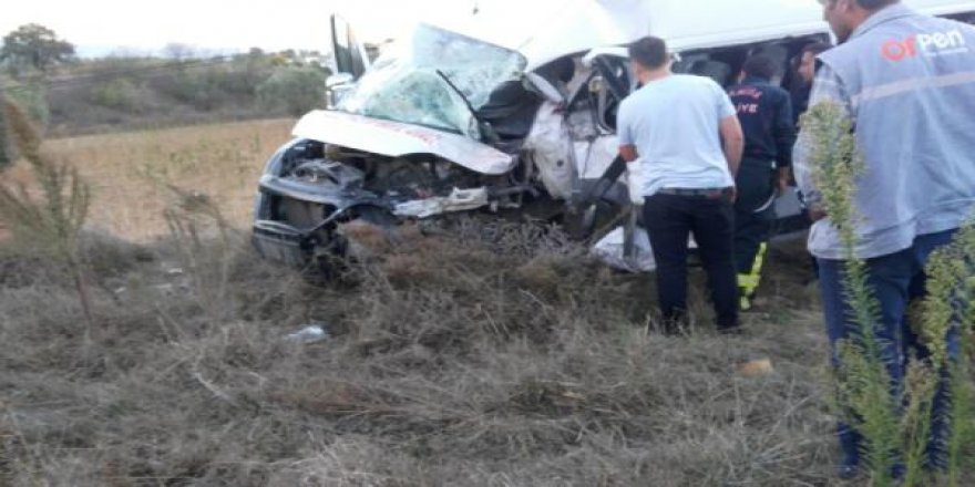 Manisa'da traktörle minibüs çarpıştı: 5 yaralı