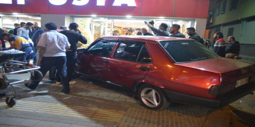 Otomobil, kebapçıya daldı: 2 yaralı