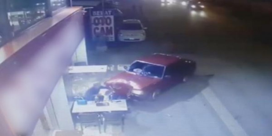 Otomobil, kebapçıya daldı: 2 yaralı