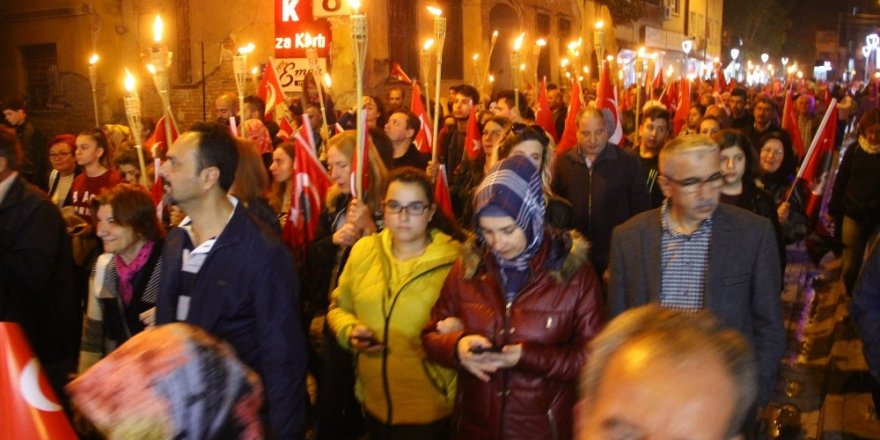 Edremit 250 metre uzunluğundaki bayrak ve Atatürk Posterleri korteji ile cumhuriyet için yürüdü