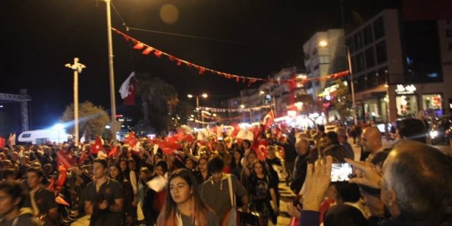 Kuşadası’nda Cumhuriyet Yürüyüşü