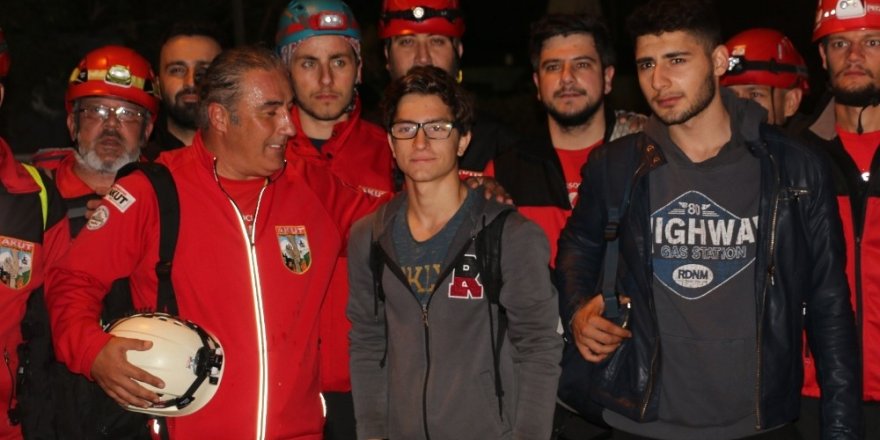 Spil Dağı’nda mahsur kalan öğrenciler 6 saat sonra kurtarıldı