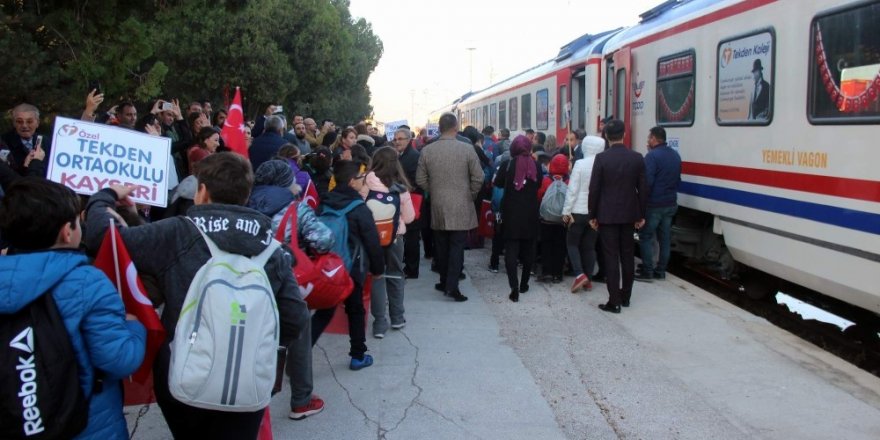 Tekden Cumhuriyet Treni Sivas’a doğru yola çıktı