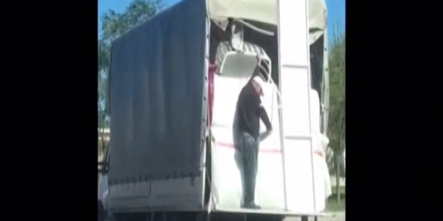 Kamyonetin arkasındaki tehlikeli yolculuk