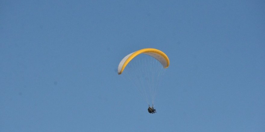 Erzincan Valisi paraşütle uçtu