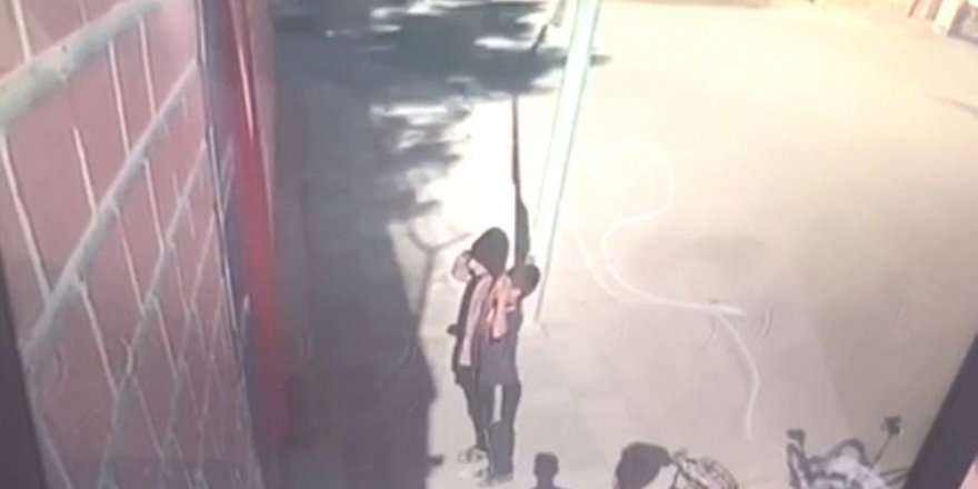 Çocuklar duvarda asılı Türk bayrağına selam verip öptü