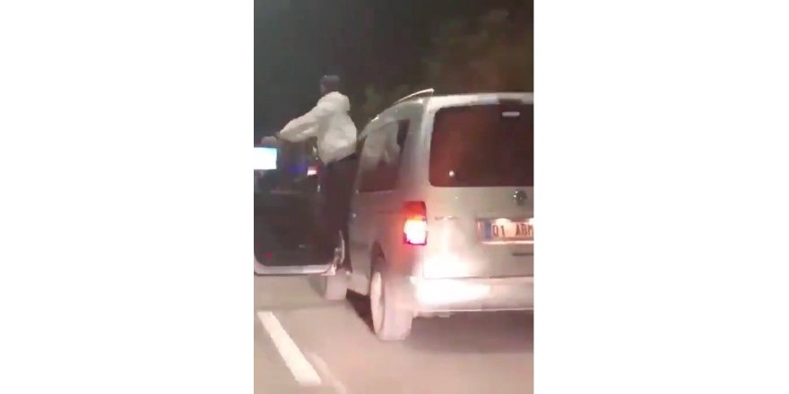 Seyir halindeki aracının kapısında dans etti