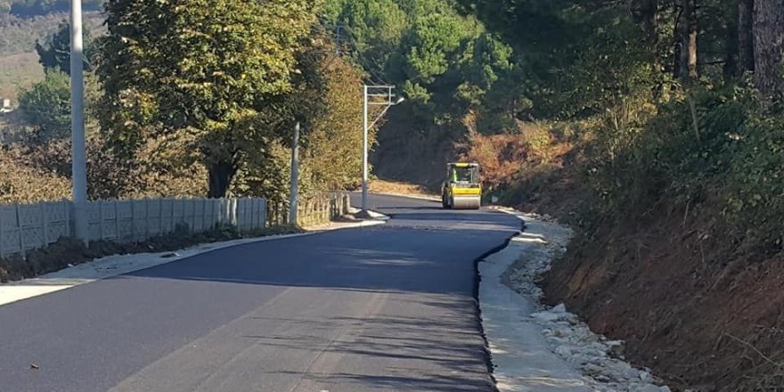 Ağır tonajlı kamyonların çalıştı yola sıcak asfalt serildi
