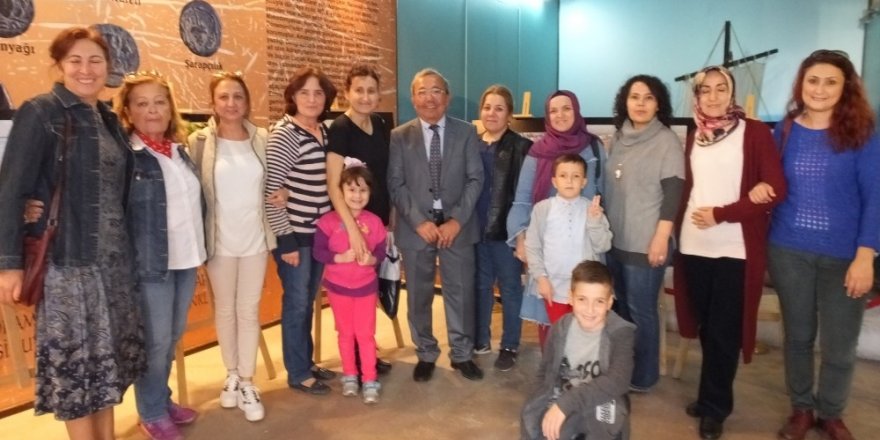 Burhaniyeli sağlıkçılar fotoğraf sergisini ziyaret etti