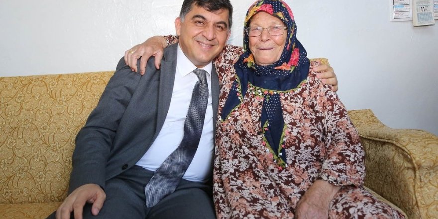 Her gün yaşlı ve yetimleri ziyaret ediyor