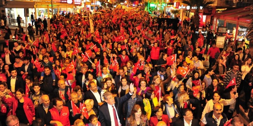 İzmir’deki Cumhuriyet coşkusu gece boyu devam etti