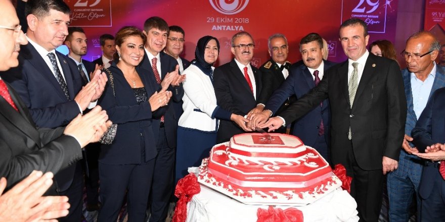 Antalya protokolü resepsiyonda buluştu